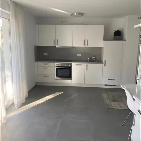 Moderne In Seenaehe לינדאו