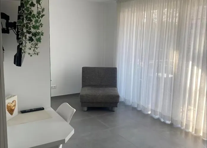 Moderne In Seenaehe *